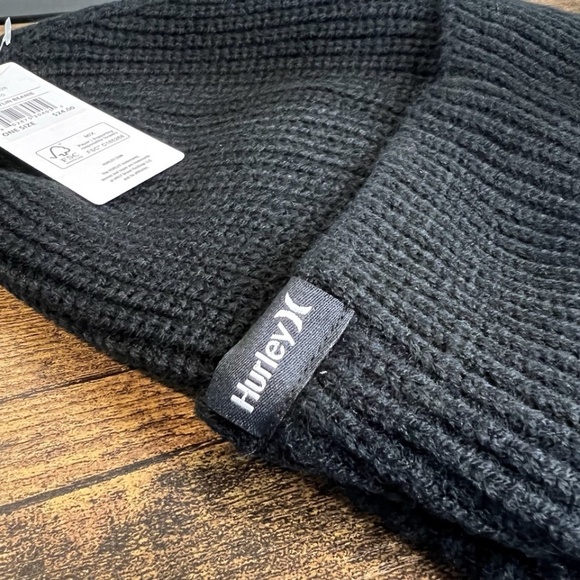 Hurley Black Cable Knit Caylin Beanie Cap With Hat Brim Visor NWT - Picture 3 of 5